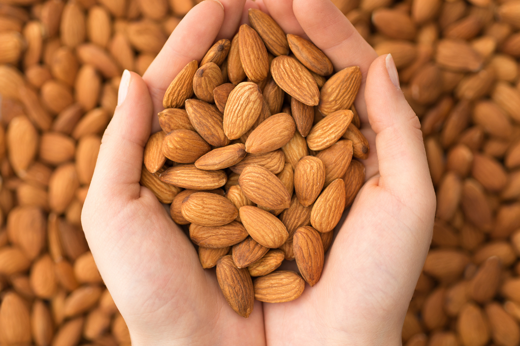 Le mandorle fanno bene: sono snack ricarica energia