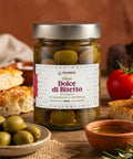 Vasetto di Olive Dolci di Bitetto Tricarico in una scena di aperitivo