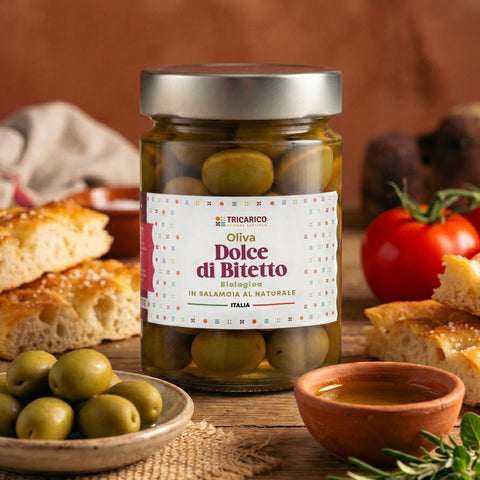 Vasetto di Olive Dolci di Bitetto Tricarico in una scena di aperitivo